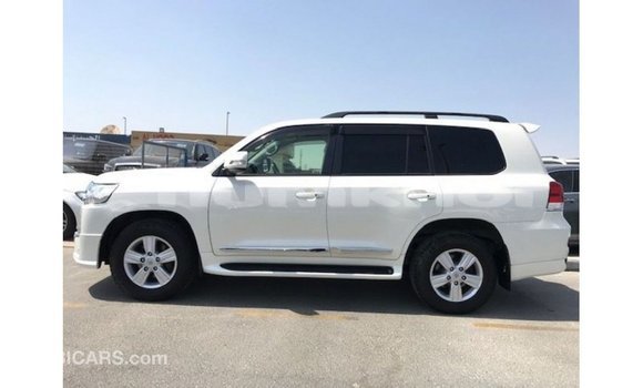 Buy Import Toyota Land Cruiser White Car in Import - Dubai in Bumthang Buy Import Toyota Land Cruiser White Car in Import - Dubai in Bumthang