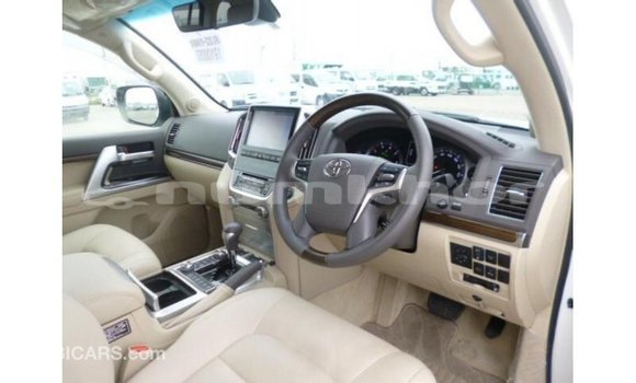 Buy Import Toyota Land Cruiser White Car in Import - Dubai in Bumthang Buy Import Toyota Land Cruiser White Car in Import - Dubai in Bumthang