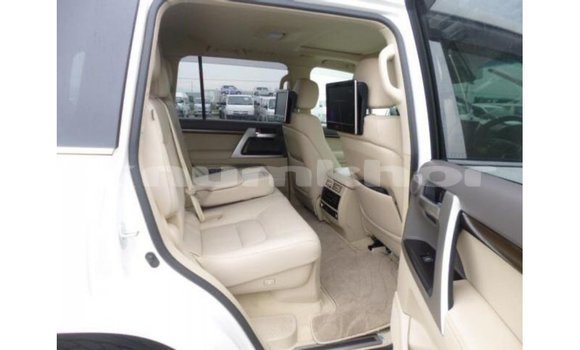 Buy Import Toyota Land Cruiser White Car in Import - Dubai in Bumthang Buy Import Toyota Land Cruiser White Car in Import - Dubai in Bumthang