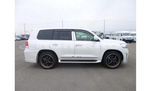 Buy Import Toyota Land Cruiser White Car in Import - Dubai in Bumthang Buy Import Toyota Land Cruiser White Car in Import - Dubai in Bumthang
