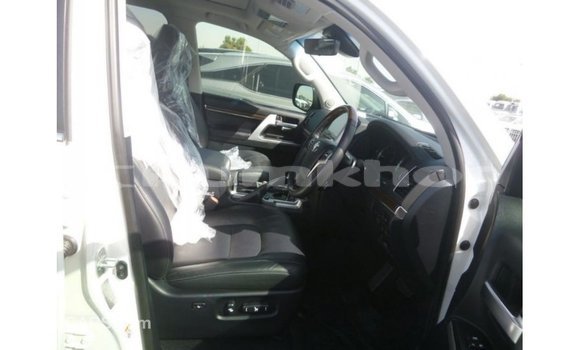 Buy Import Toyota Land Cruiser White Car in Import - Dubai in Bumthang Buy Import Toyota Land Cruiser White Car in Import - Dubai in Bumthang