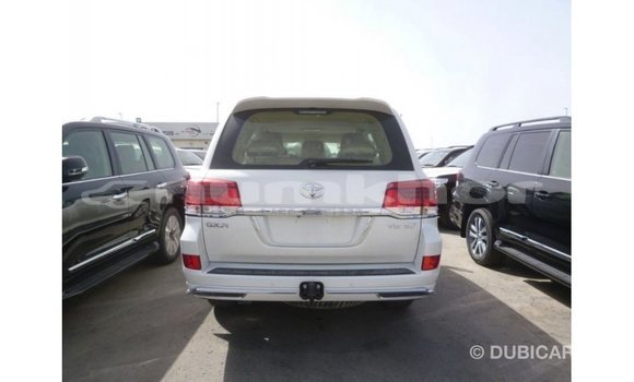 Buy Import Toyota Land Cruiser White Car in Import - Dubai in Bumthang Buy Import Toyota Land Cruiser White Car in Import - Dubai in Bumthang