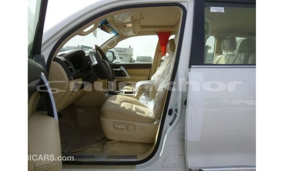 Buy Import Toyota Land Cruiser White Car in Import - Dubai in Bumthang Buy Import Toyota Land Cruiser White Car in Import - Dubai in Bumthang