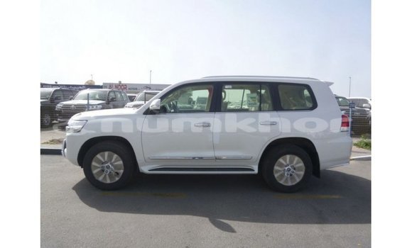 Buy Import Toyota Land Cruiser White Car in Import - Dubai in Bumthang Buy Import Toyota Land Cruiser White Car in Import - Dubai in Bumthang