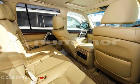 Buy Import Toyota Land Cruiser White Car in Import - Dubai in Bumthang Buy Import Toyota Land Cruiser White Car in Import - Dubai in Bumthang