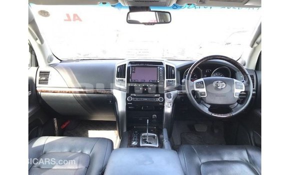 Buy Import Toyota Land Cruiser White Car in Import - Dubai in Bumthang Buy Import Toyota Land Cruiser White Car in Import - Dubai in Bumthang