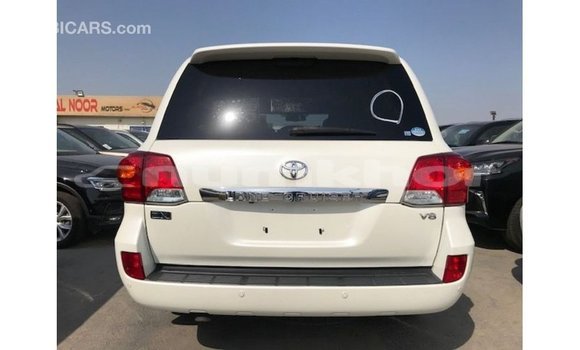 Buy Import Toyota Land Cruiser White Car in Import - Dubai in Bumthang Buy Import Toyota Land Cruiser White Car in Import - Dubai in Bumthang