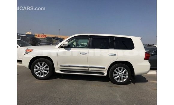 Buy Import Toyota Land Cruiser White Car in Import - Dubai in Bumthang Buy Import Toyota Land Cruiser White Car in Import - Dubai in Bumthang