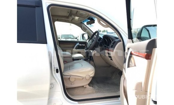 Buy Import Toyota Land Cruiser White Car in Import - Dubai in Bumthang Buy Import Toyota Land Cruiser White Car in Import - Dubai in Bumthang