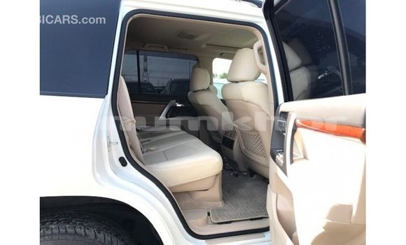 Buy Import Toyota Land Cruiser White Car in Import - Dubai in Bumthang Buy Import Toyota Land Cruiser White Car in Import - Dubai in Bumthang