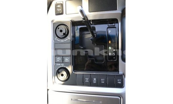 Buy Import Toyota Land Cruiser White Car in Import - Dubai in Bumthang Buy Import Toyota Land Cruiser White Car in Import - Dubai in Bumthang