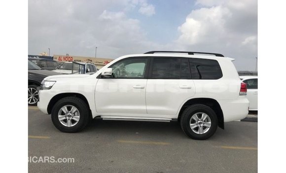 Buy Import Toyota Land Cruiser White Car in Import - Dubai in Bumthang Buy Import Toyota Land Cruiser White Car in Import - Dubai in Bumthang