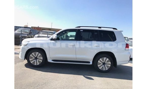 Buy Import Toyota Land Cruiser White Car in Import - Dubai in Bumthang Buy Import Toyota Land Cruiser White Car in Import - Dubai in Bumthang