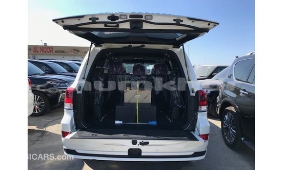 Buy Import Toyota Land Cruiser White Car in Import - Dubai in Bumthang Buy Import Toyota Land Cruiser White Car in Import - Dubai in Bumthang