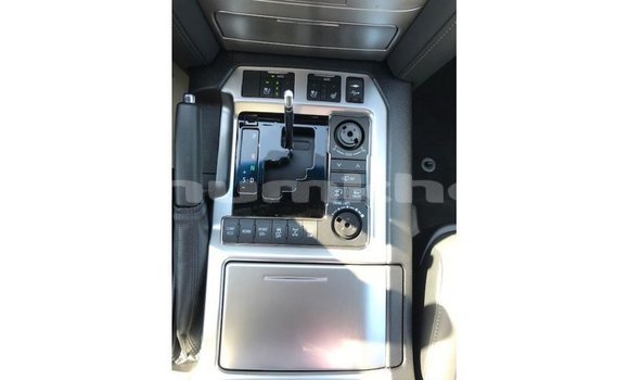 Buy Import Toyota Land Cruiser White Car in Import - Dubai in Bumthang Buy Import Toyota Land Cruiser White Car in Import - Dubai in Bumthang