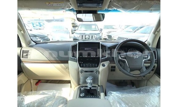 Buy Import Toyota Land Cruiser White Car in Import - Dubai in Bumthang Buy Import Toyota Land Cruiser White Car in Import - Dubai in Bumthang