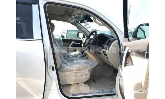 Buy Import Toyota Land Cruiser White Car in Import - Dubai in Bumthang Buy Import Toyota Land Cruiser White Car in Import - Dubai in Bumthang