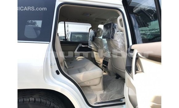 Buy Import Toyota Land Cruiser White Car in Import - Dubai in Bumthang Buy Import Toyota Land Cruiser White Car in Import - Dubai in Bumthang