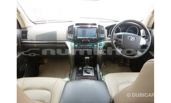 Buy Import Toyota Land Cruiser White Car in Import - Dubai in Bumthang Buy Import Toyota Land Cruiser White Car in Import - Dubai in Bumthang