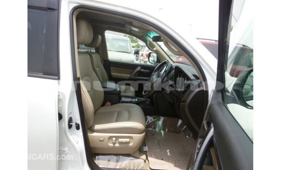 Buy Import Toyota Land Cruiser White Car in Import - Dubai in Bumthang Buy Import Toyota Land Cruiser White Car in Import - Dubai in Bumthang