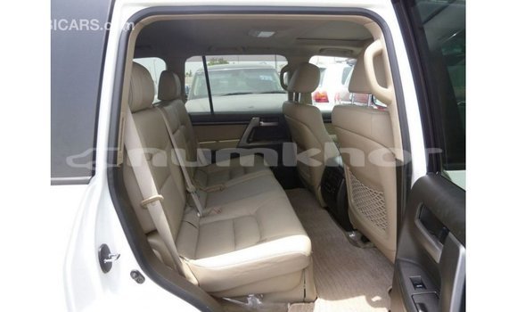 Buy Import Toyota Land Cruiser White Car in Import - Dubai in Bumthang Buy Import Toyota Land Cruiser White Car in Import - Dubai in Bumthang