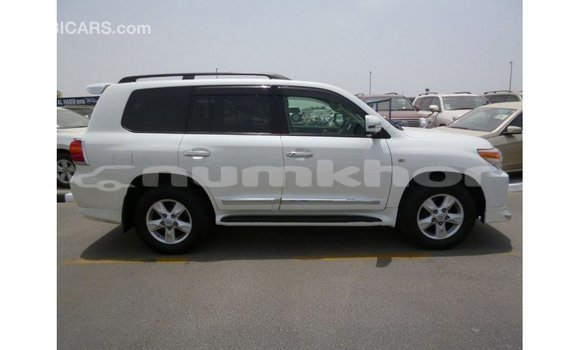 Buy Import Toyota Land Cruiser White Car in Import - Dubai in Bumthang Buy Import Toyota Land Cruiser White Car in Import - Dubai in Bumthang