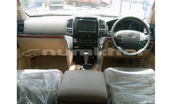 Buy Import Toyota Land Cruiser White Car in Import - Dubai in Bumthang Buy Import Toyota Land Cruiser White Car in Import - Dubai in Bumthang