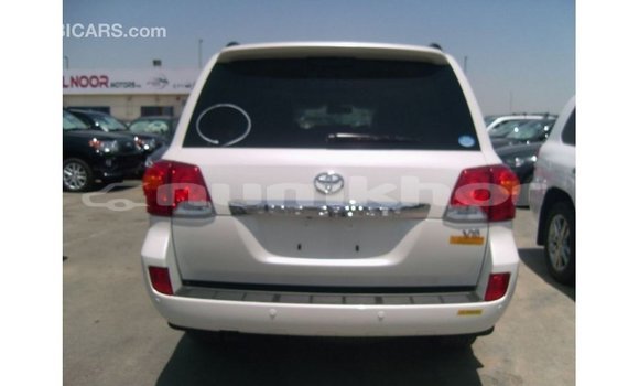 Buy Import Toyota Land Cruiser White Car in Import - Dubai in Bumthang Buy Import Toyota Land Cruiser White Car in Import - Dubai in Bumthang