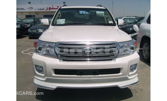 Buy Import Toyota Land Cruiser White Car in Import - Dubai in Bumthang Buy Import Toyota Land Cruiser White Car in Import - Dubai in Bumthang