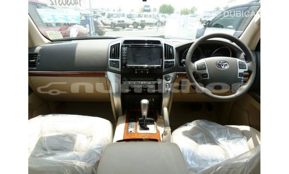 Buy Import Toyota Land Cruiser White Car in Import - Dubai in Bumthang Buy Import Toyota Land Cruiser White Car in Import - Dubai in Bumthang