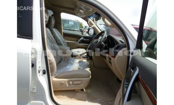 Buy Import Toyota Land Cruiser White Car in Import - Dubai in Bumthang Buy Import Toyota Land Cruiser White Car in Import - Dubai in Bumthang
