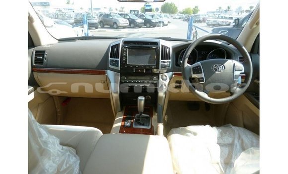 Buy Import Toyota Land Cruiser White Car in Import - Dubai in Bumthang Buy Import Toyota Land Cruiser White Car in Import - Dubai in Bumthang