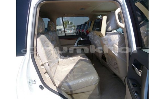 Buy Import Toyota Land Cruiser White Car in Import - Dubai in Bumthang Buy Import Toyota Land Cruiser White Car in Import - Dubai in Bumthang