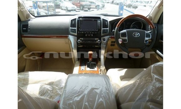 Buy Import Toyota Land Cruiser White Car in Import - Dubai in Bumthang Buy Import Toyota Land Cruiser White Car in Import - Dubai in Bumthang
