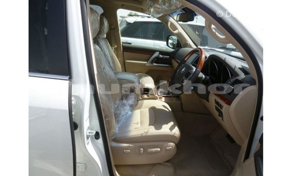 Buy Import Toyota Land Cruiser White Car in Import - Dubai in Bumthang Buy Import Toyota Land Cruiser White Car in Import - Dubai in Bumthang