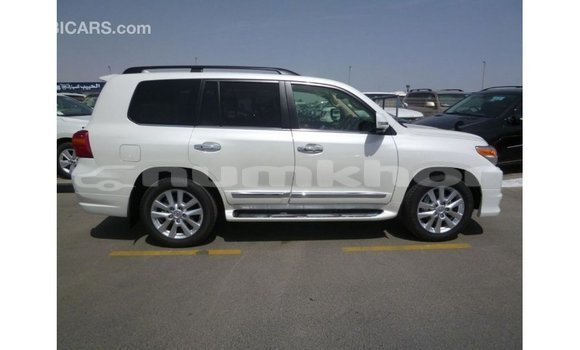 Buy Import Toyota Land Cruiser White Car in Import - Dubai in Bumthang Buy Import Toyota Land Cruiser White Car in Import - Dubai in Bumthang