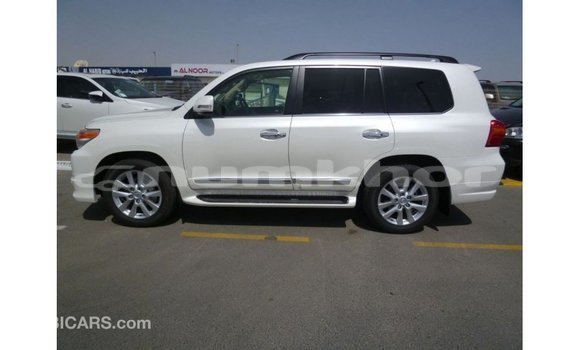 Buy Import Toyota Land Cruiser White Car in Import - Dubai in Bumthang Buy Import Toyota Land Cruiser White Car in Import - Dubai in Bumthang