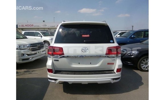 Buy Import Toyota Land Cruiser White Car in Import - Dubai in Bumthang Buy Import Toyota Land Cruiser White Car in Import - Dubai in Bumthang