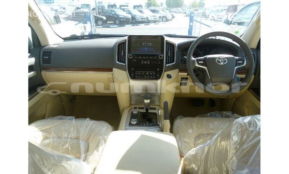 Buy Import Toyota Land Cruiser White Car in Import - Dubai in Bumthang Buy Import Toyota Land Cruiser White Car in Import - Dubai in Bumthang