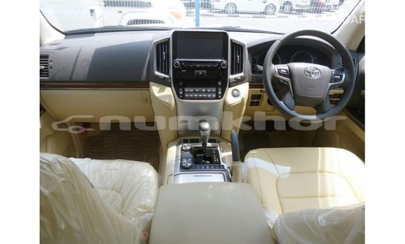 Buy Import Toyota Land Cruiser White Car in Import - Dubai in Bumthang Buy Import Toyota Land Cruiser White Car in Import - Dubai in Bumthang