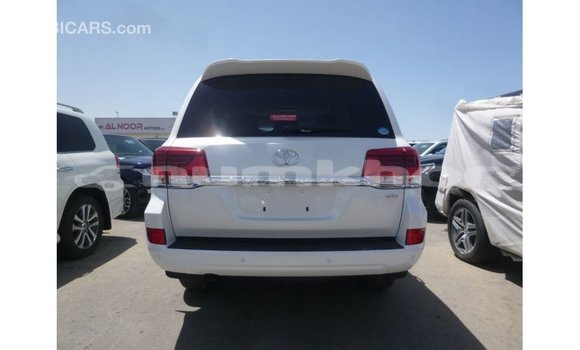 Buy Import Toyota Land Cruiser White Car in Import - Dubai in Bumthang Buy Import Toyota Land Cruiser White Car in Import - Dubai in Bumthang
