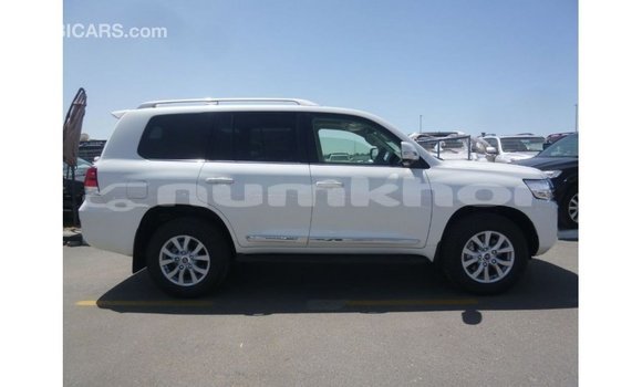 Buy Import Toyota Land Cruiser White Car in Import - Dubai in Bumthang Buy Import Toyota Land Cruiser White Car in Import - Dubai in Bumthang