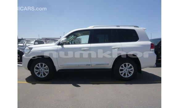 Buy Import Toyota Land Cruiser White Car in Import - Dubai in Bumthang Buy Import Toyota Land Cruiser White Car in Import - Dubai in Bumthang