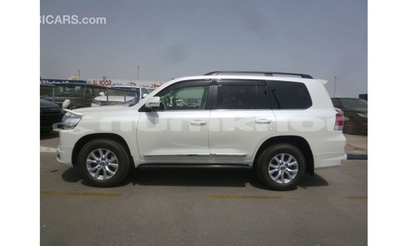 Buy Import Toyota Land Cruiser White Car in Import - Dubai in Bumthang Buy Import Toyota Land Cruiser White Car in Import - Dubai in Bumthang