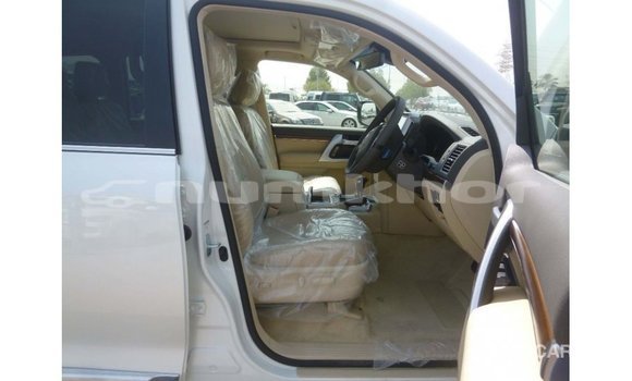 Buy Import Toyota Land Cruiser White Car in Import - Dubai in Bumthang Buy Import Toyota Land Cruiser White Car in Import - Dubai in Bumthang