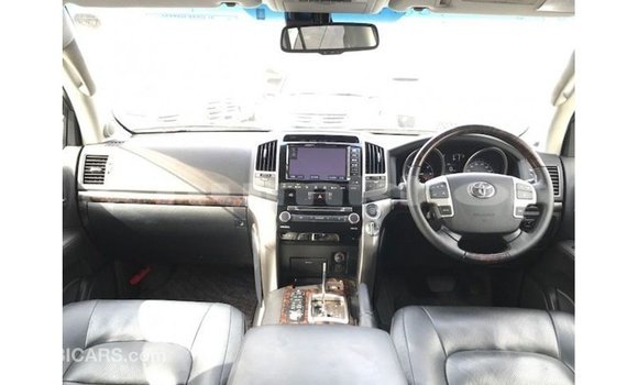Buy Import Toyota Land Cruiser White Car in Import - Dubai in Bumthang Buy Import Toyota Land Cruiser White Car in Import - Dubai in Bumthang