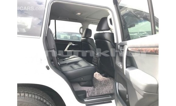 Buy Import Toyota Land Cruiser White Car in Import - Dubai in Bumthang Buy Import Toyota Land Cruiser White Car in Import - Dubai in Bumthang