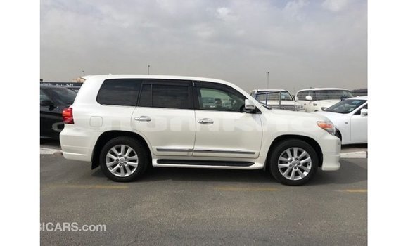 Buy Import Toyota Land Cruiser White Car in Import - Dubai in Bumthang Buy Import Toyota Land Cruiser White Car in Import - Dubai in Bumthang