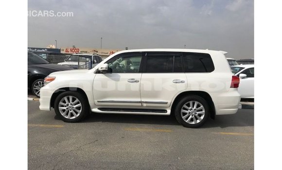 Buy Import Toyota Land Cruiser White Car in Import - Dubai in Bumthang Buy Import Toyota Land Cruiser White Car in Import - Dubai in Bumthang