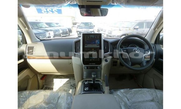 Buy Import Toyota Land Cruiser White Car in Import - Dubai in Bumthang Buy Import Toyota Land Cruiser White Car in Import - Dubai in Bumthang